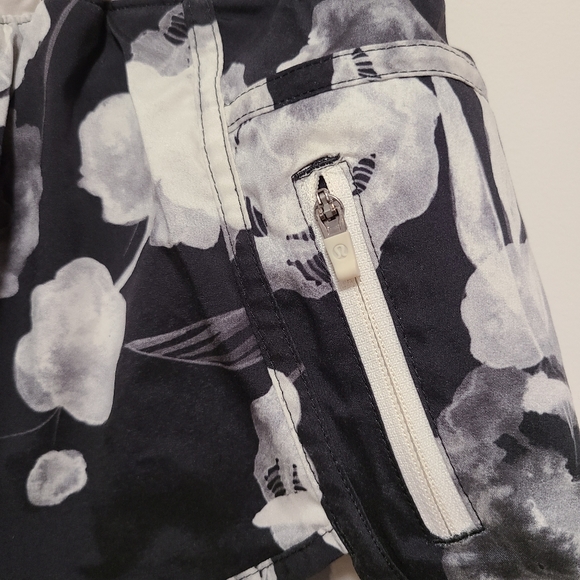 Lululemon shorts Inky Floral Rare Print - Picture 3 of 5